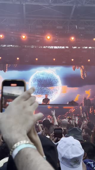 Video from Armin Van Buuren @ OfF Piknic, Montréal on May 18, 2025